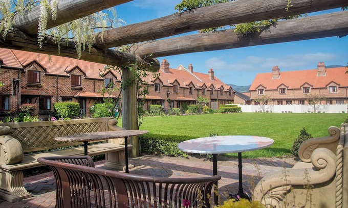 Stoke Apartment | Monaco Village Apartment - Stylish Townhouse in Grand Arden Complex