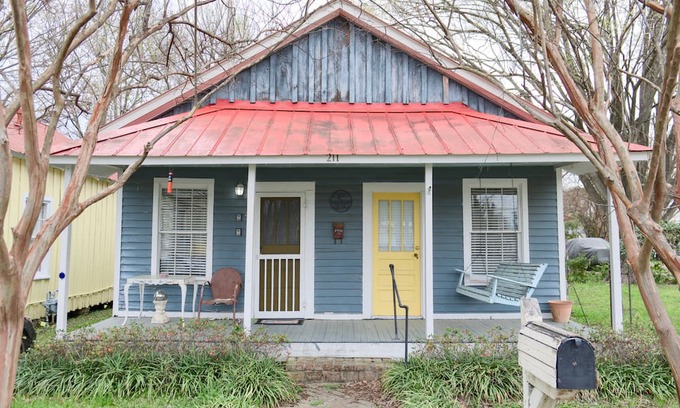 Natchez Cottage | Shanty Bellum Too | 2/1, Washer/Dryer, Full Kitchen