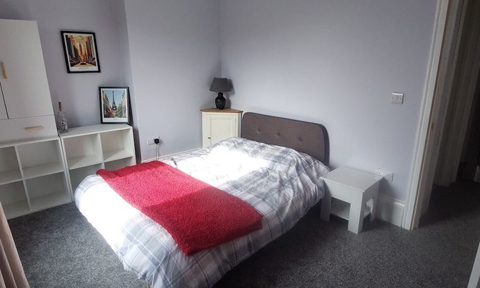 Darfield House | Charming 2-bedroom family/work friendly house near Barnsley