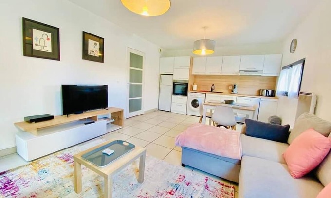 La Gare Apartment | 2-BEDROOM CITY CENTER APARTMENT WITH BALCONY AND ELEVATOR