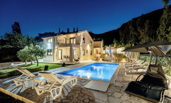 Mojdez Villa | Heavenly 4BR Villa with Pool