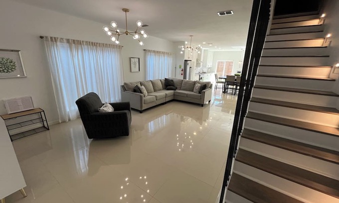 McAllen House | Modern 3bd home - Downtown, Mall, Airport 2min