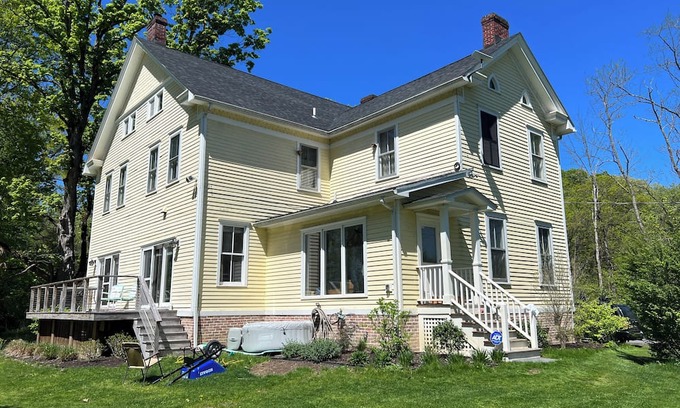 Stuyvesant House | Large Hudson Valley country retreat, directly on the Hudson River, private beach