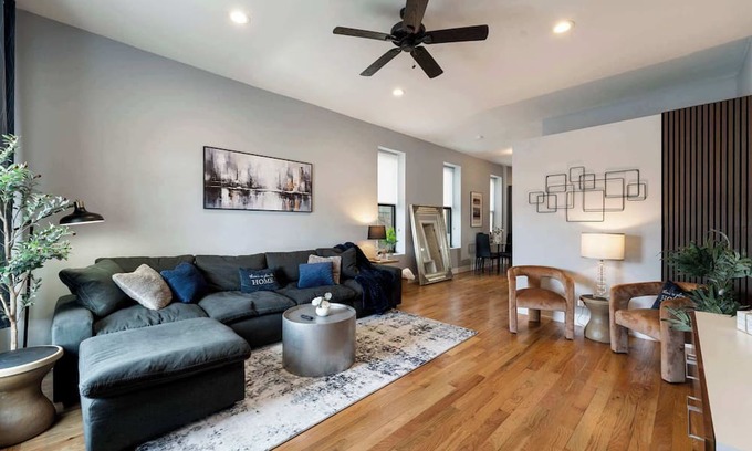 Near West Side Apartment | 2 Bedroom Home near West Loop with Parking