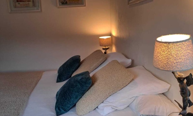 Grieges Bed & Breakfast | Renovated Farm House Bed breakfast close to Macon