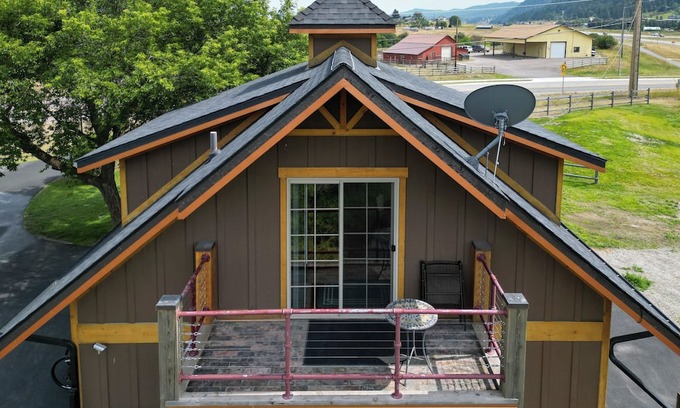 Kalispell Apartment | Garage Mahal Loft - Studio Apartment for 2 people!