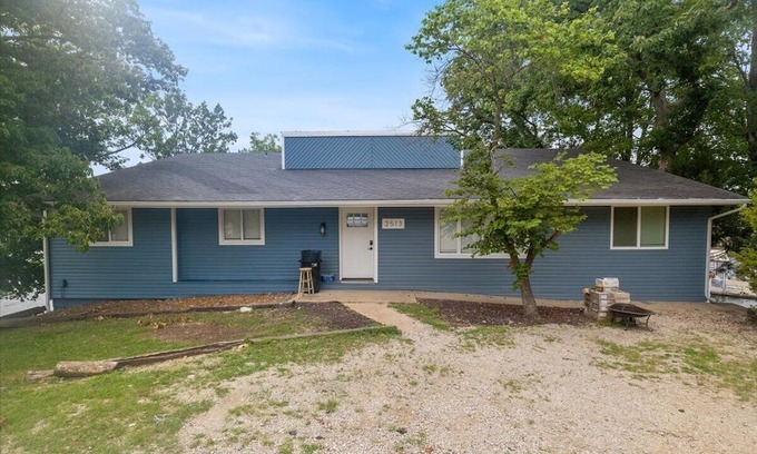 Lake of the Ozarks House | Spacious 5-bedroom house in fabulous Lake Ozark with dock just doors from H-toad