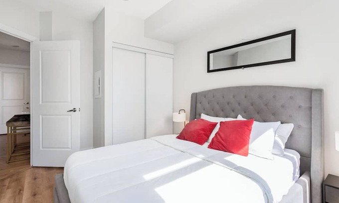 Fairview Condo | Lavish 2BR/2Bath Condo Steps to Square One Mall