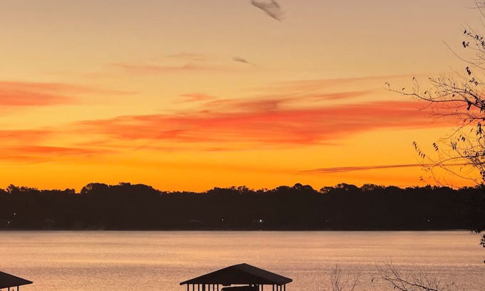 Cedar Creek Reservoir House | Cozy lakefront 3-bedroom house with WiFi, AC, fireplace, huge backyard