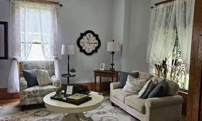 Richland Center House | 512B) Ma'on House Bed and Breakfast