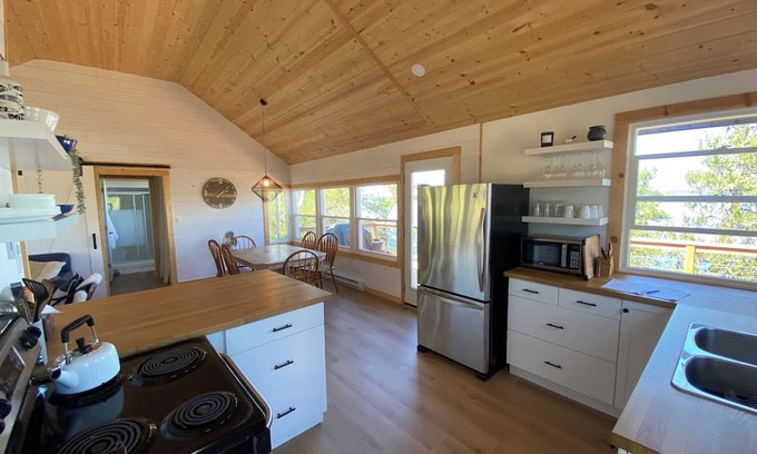 Manitoba Cabin | Peaceful Heights - Lakefront Cabin on Beautiful Betula Lake