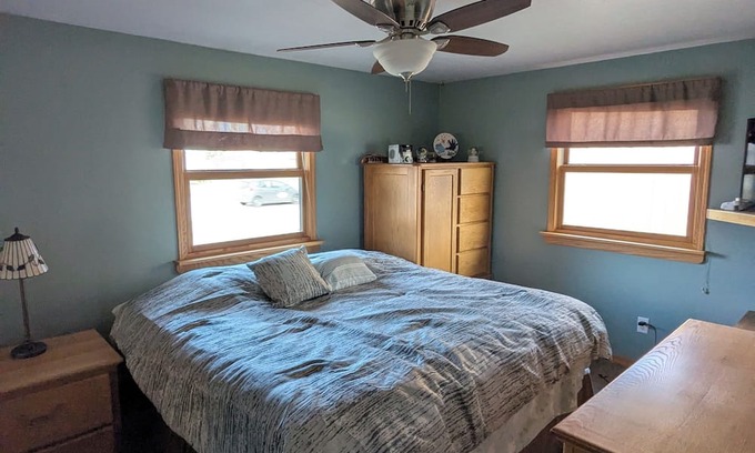 Ashwaubenon House | 3-bedroom house in peaceful Green Bay with AC, WiFi