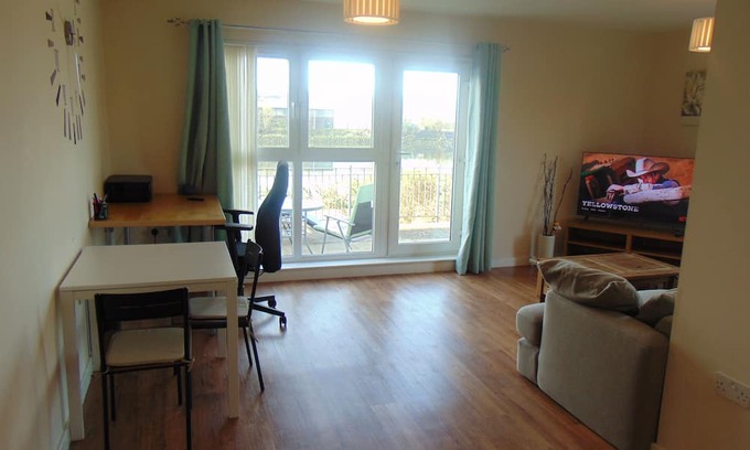 Kippen Apartment | Stylish Riverside 1-Bed Flat with Bathtub & River Clyde Views – Glasgow