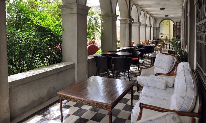 Montolieu Bed & Breakfast | Manor house of the former cloth factory