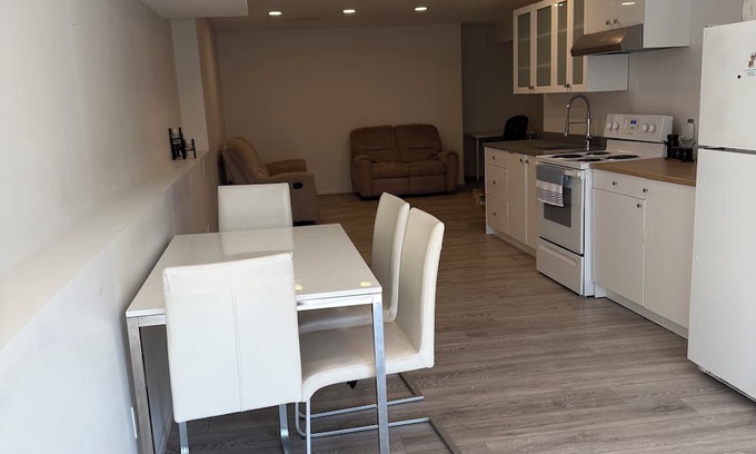 Westwood Plateau Apartment | Cozy 2-Bed, 1-Bath Retreat in Westwood Coquitlam – Your Perfect Getaway!"