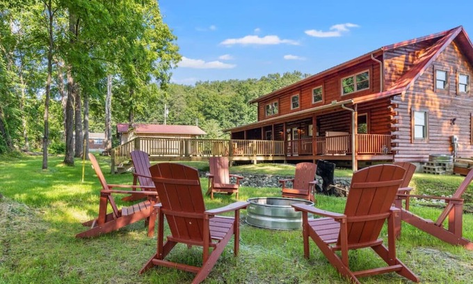 Stanton Cabin | Hot Tub, Fire Pit, WiFi, EV Charger | Biggie cabin near Red River Gorge, KY!