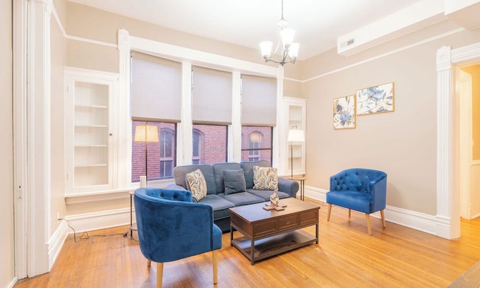 Lake View East Apartment | Spacious 4-bedroom Apartment In Lakeview Near Wrigley Field