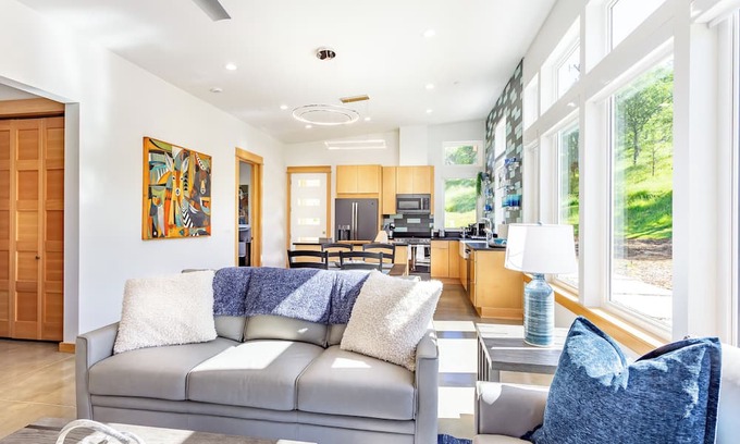 Three Rivers House | Happy Heart House: Elegant 2-bedroom house with stunning views close to the park