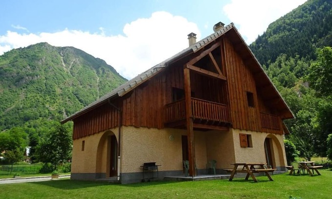 La Chapelle-en-Valgodemard Ski Chalet | 6/8 person duplex apartment in a chalet in the heart of the Ecrins mountains