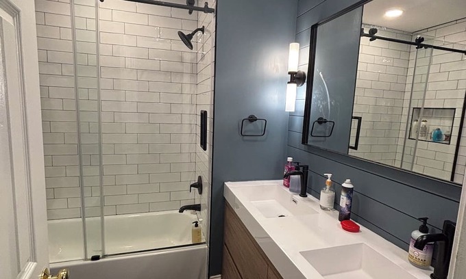 Idylwood House | Spacious and renovated 4-bedroom townhome in Tysons-Falls Church