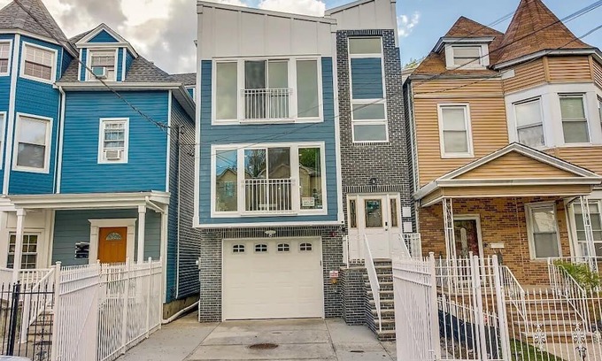 Ampere House | Spacious 6 Bedroom Home with NYC Access & Parking