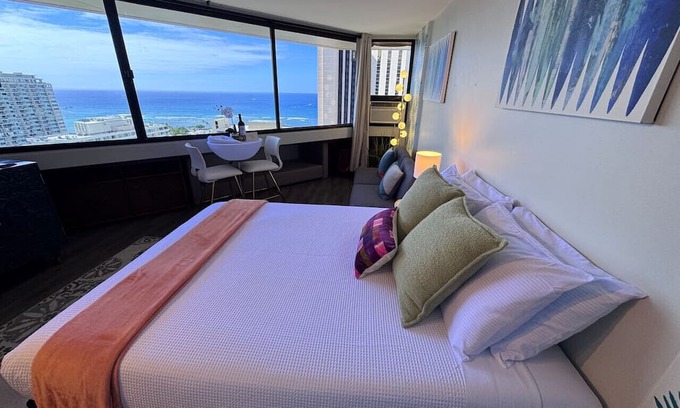 Waikiki Apartment | Romantic View walk to beach*shopping* Friday fun