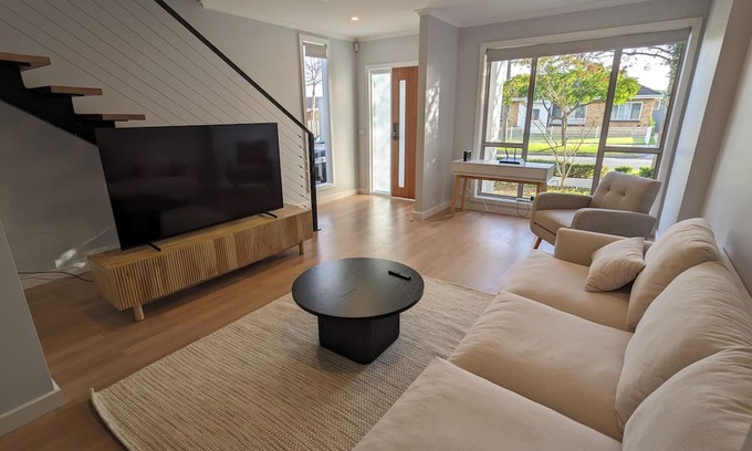 Bentleigh East House | Newly renovated Bentleigh East townhouse near Chadstone. Sleeps up to 5 guests.