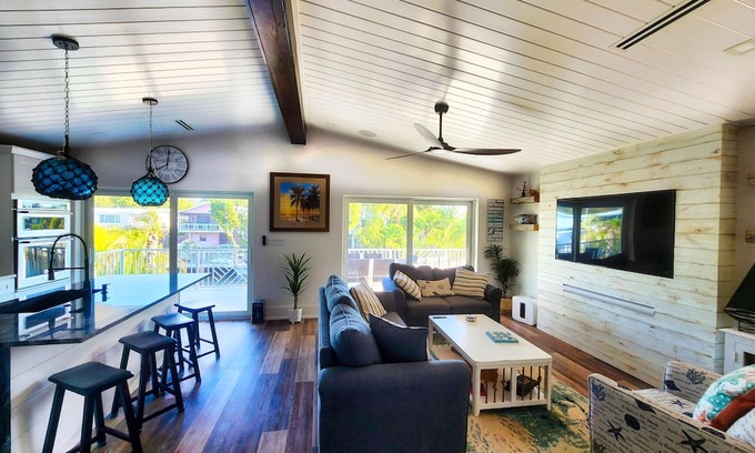 Tavernier House | 2 Bedroom Updated Canal Home