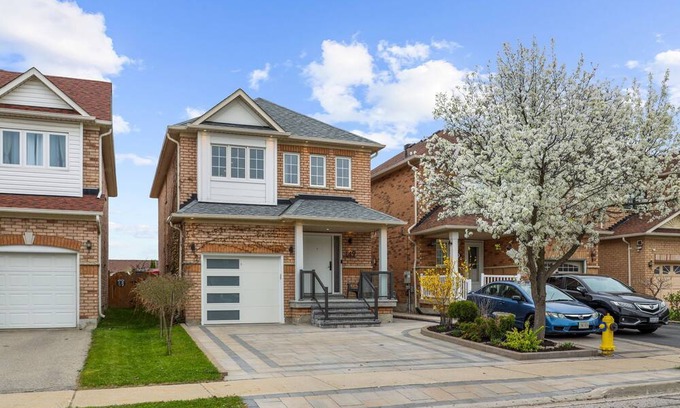 Vaughan House | Family Home, sleeps 8-3bdrm-3bath-Parking-Wonderland-Private Back yard-Vaughan