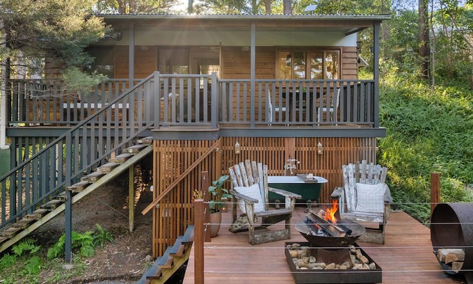 Doonan Cabin | Rustic Cabin. Outdoor Bath. Pet Friendly.