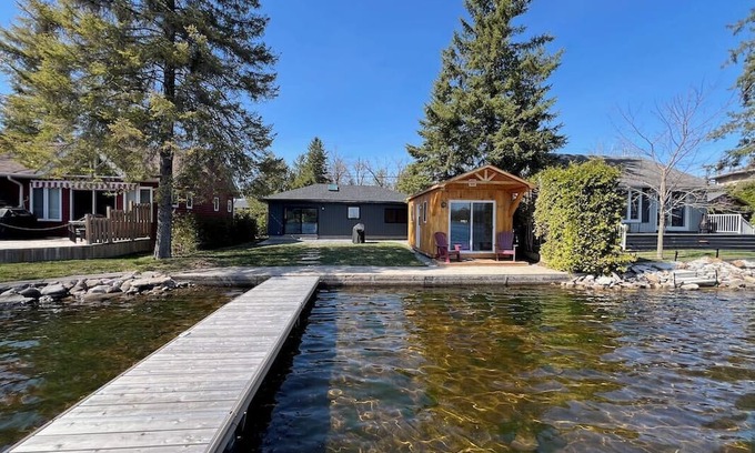 Bobcaygeon Cottage | Luxury Waterfront Bungalow on Sturgeon Lake