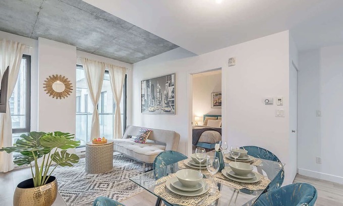 Cite Multimedia Apartment | Square Victoria - Balcony - Indoor Parking