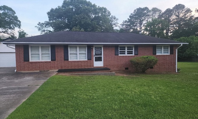 Covington House | Charming brick ranch on 1.28 acres near downtown Covington, GA,