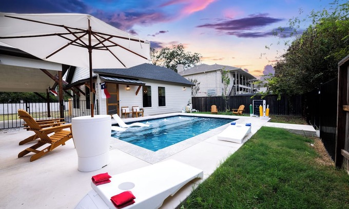 Oak Park - Northwood House | Luxury 2-bedroom Pool House in San Antonio