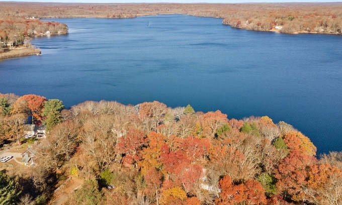 Salem House | Breathtaking lake views 15 mins from Mohegan Sun