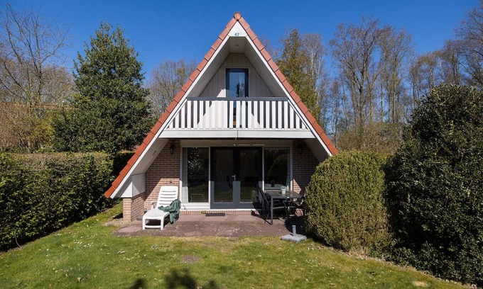 Zwiggelte House | Nightingale I Holiday Home with Lovely Garden