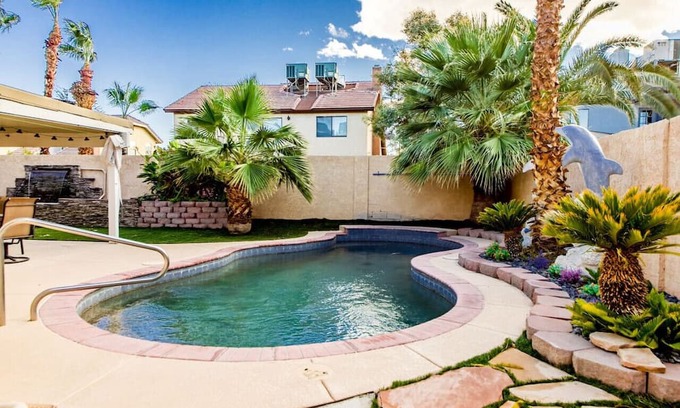 Paradise House | Night at the Roxford 4b 3ba Pool