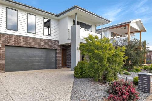 Curlewis Villa | The Shore- Modern family getaway, aircon, beaches, sleeps 10, parking for boat, aircon, adventure park close, wineries close