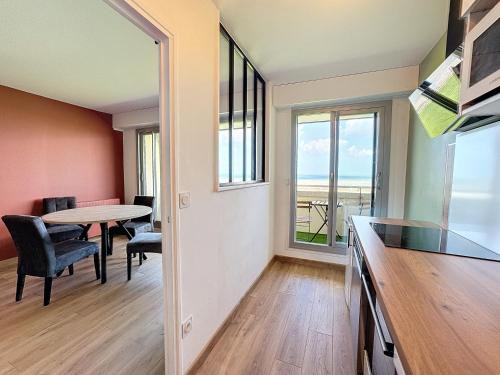Lion-sur-Mer Apartment | Appartement face mer, avec accès direct à la plage