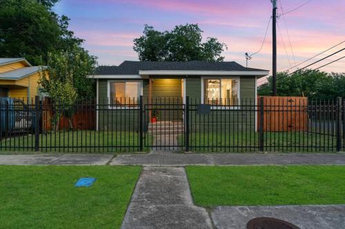 Eastside Promise Neighborhood Apartment | Clover House - Classy and Fully Renovated 3bdr