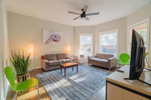 Woodlawn Apartment | Spacious 4BR Retreat in Vibrant Woodlawn Near UChi