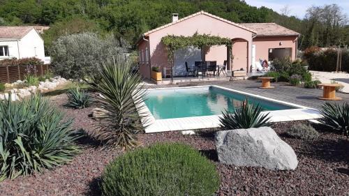 Salavas Villa | Villa elegante proche Salavas avec piscine privee