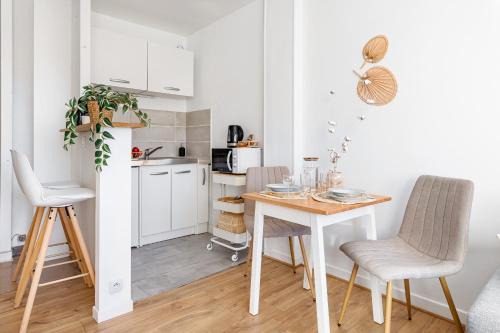 Cret de Roc Apartment | Studio cosy hyper-centre tout équipé, accès Wifi et Netflix